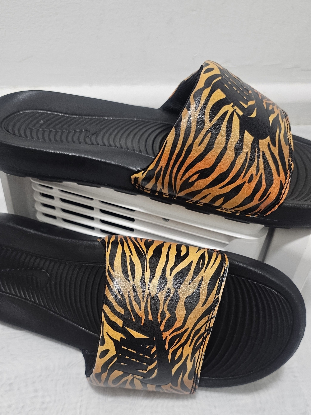 Nike Women's Victori One Slide Sandals Black/Brown Animal Print Strap US 9 Logo - Picture 3 of 9